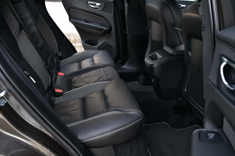 Volvo XC60 2.0 B4 MHEV AT8 AWD R Design