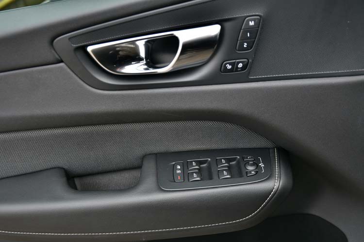 Volvo XC60 2.0 B4 MHEV AT8 AWD R Design