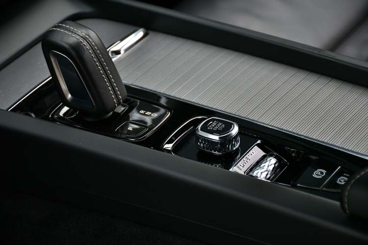Volvo XC60 2.0 B4 MHEV AT8 AWD R Design
