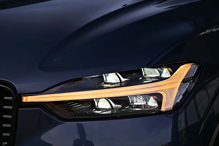 Volvo XC 60 B4 MHEV AT8 AWD R-Design