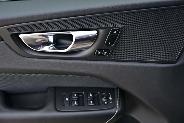 Volvo XC 60 B4 MHEV AT8 AWD R-Design