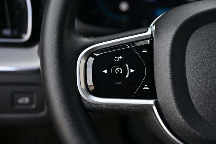 Volvo XC 60 B4 MHEV AT8 AWD R-Design